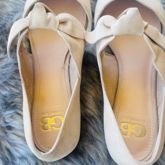 Gianni Bini Women's Cream Flats with Bow Detail - Picture 2 of 5